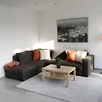 Moderne Doppelhaushaelfte Mit Garten & Terrasse I Free Wifi I Free Parking