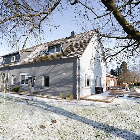 Moderne Doppelhaushaelfte Mit Garten & Terrasse I Free Wifi I Free Parking