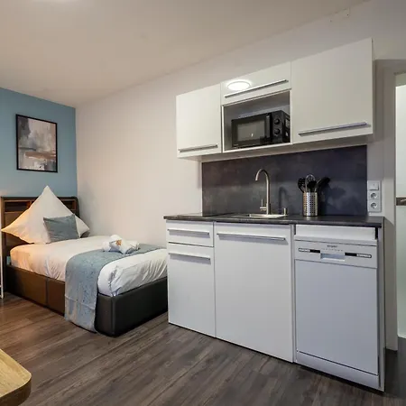 Moderne Doppelhaushaelfte Mit Garten & Terrasse I Free Wifi I Free Parking *