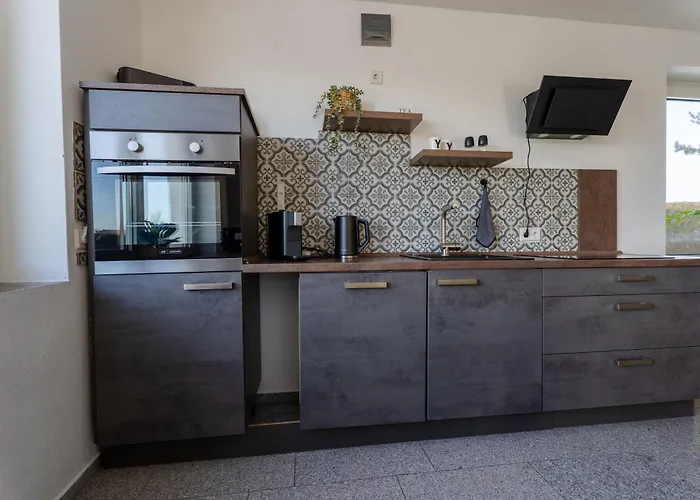 Moderne Doppelhaushaelfte Mit Garten & Terrasse I Free Wifi I Free Parking Vakantiehuis