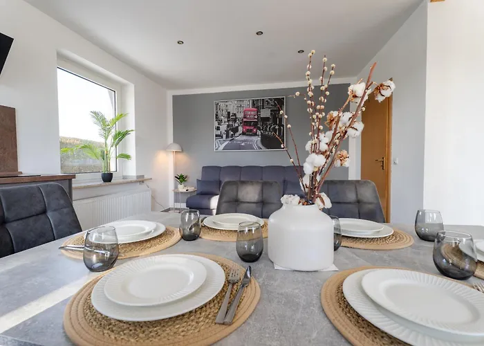 Moderne Doppelhaushaelfte Mit Garten & Terrasse I Free Wifi I Free Parking Vakantiehuis