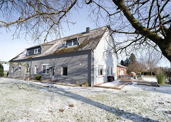 Moderne Doppelhaushaelfte Mit Garten & Terrasse I Free Wifi I Free Parking